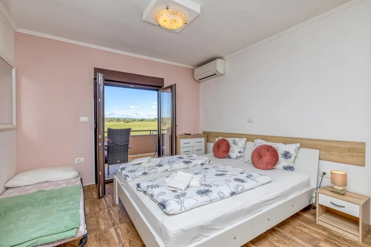 בית הארחה אומאג San Valentino Apartments